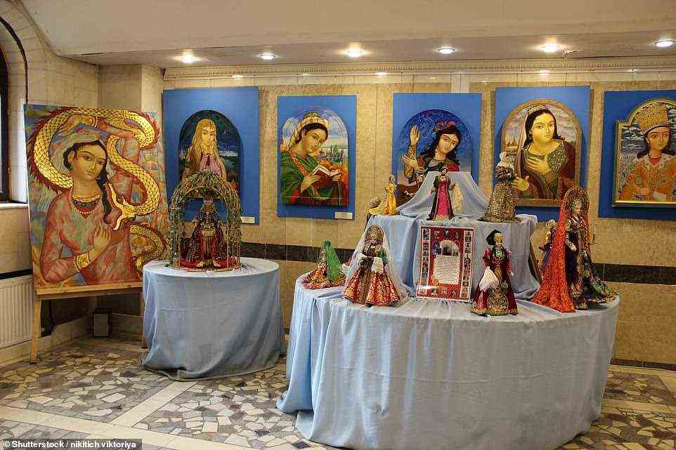 Jeder Raum ist mit Tischen mit religiösen Figuren oder Porträts geschmückt, aber trotz des Anscheins war der Tempel nie als Ort der Anbetung gedacht