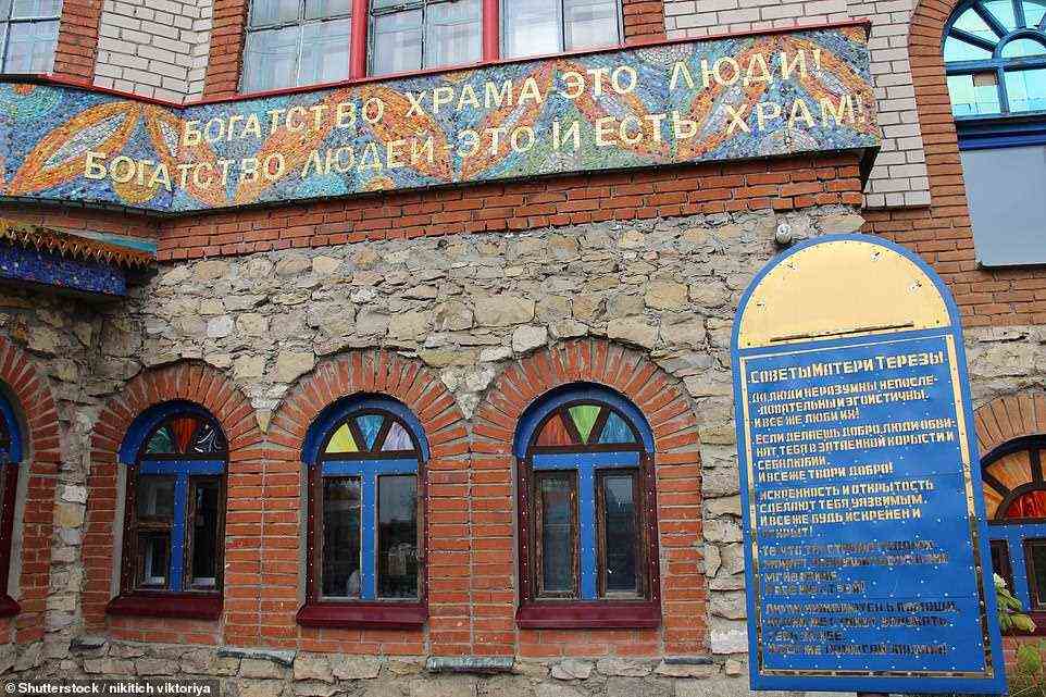 Abgebildet ist der Eingang.  Die Eintrittsgebühr für den Tempel beträgt etwa 1 £ (100 Rubel) und es ist eine 20-minütige Bus- oder Taxifahrt vom Zentrum von Kazan entfernt