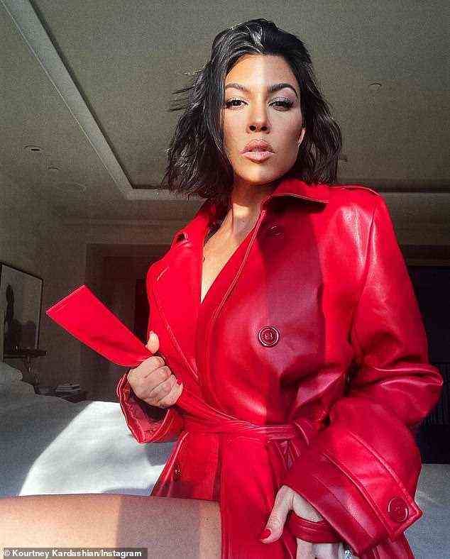 Währenddessen...: Scotts Ex-Partnerin Kourtney Kardashian hat sich am Dienstag zu Hause in einem roten Ledermantel verkleidet