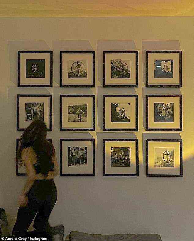 Perfektes Bild: Der Hingucker stand vor 12 gerahmten Schwarz-Weiß-Fotos