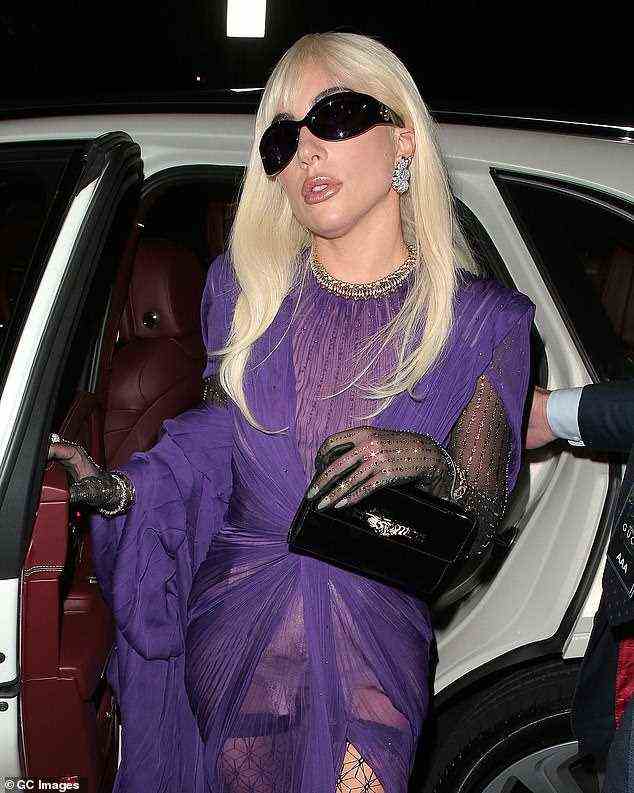 Machen Sie Platz: Gaga – die im neuen Film die berüchtigte „Schwarze Witwe“ Patrizia Reggiani spielt – begrüßte die Zuschauer, als sie sich in das Nomad Hotel von Covent Garden begab
