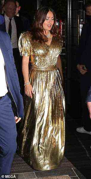 Sieht gut aus: Salma Hayek verblüfft in einem wunderschönen goldenen Custom-Lamé-Kleid von Gucci, komplett mit Statement-Schmuck