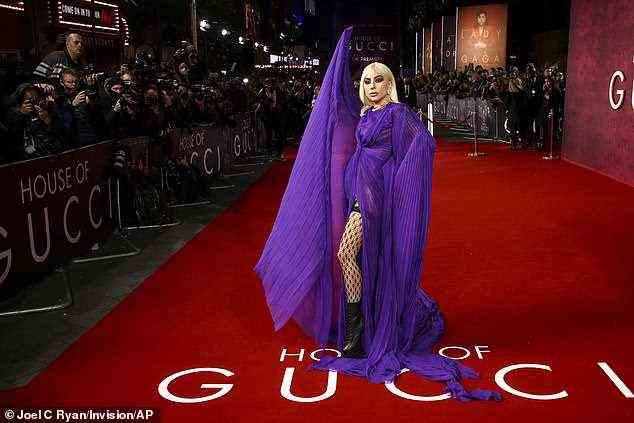 Arme hoch: Gaga warf ihre Hände in die Luft, während sie den roten Teppich bearbeitete