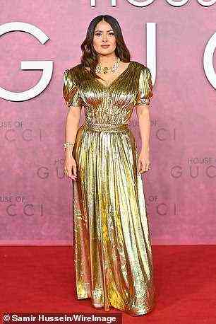 Blendend: Zu Gaga auf dem Teppich kam Salma, die in einem wunderschönen goldenen Kleid blendete.  Salma – die Pina Auriemma in House Of Gucci porträtiert – trug ihr brünettes Haar offen und ihr Kleid hatte einen tiefen Ausschnitt