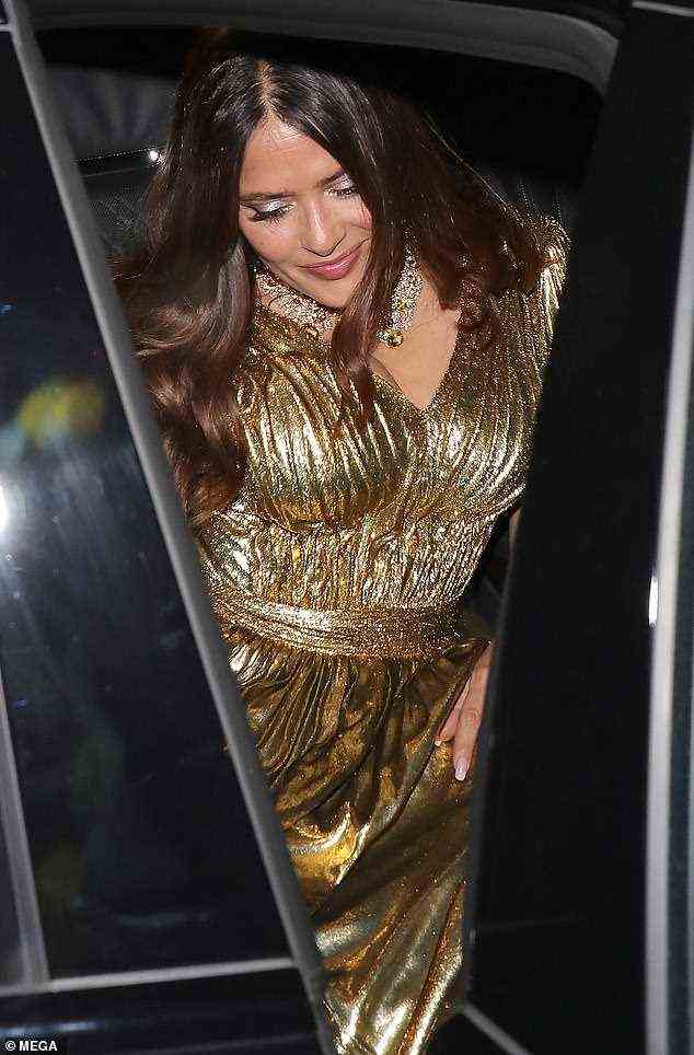 Lieblich: Die mexikanisch-amerikanische Schauspielerin fiel am Dienstag in ihrem glitzernden goldenen Gucci-Kleid auf