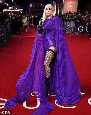 Netzstrümpfe: Gaga zeigte ihre auffälligen Netzstrümpfe