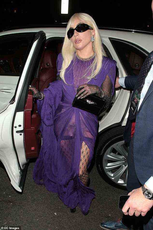 Auffällig: Aber es war Lady Gaga, die unweigerlich den dramatischsten Auftritt der Nacht hinlegte
