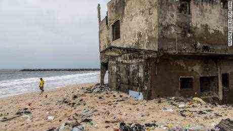 Während sich Länder darüber streiten, wer für die Klimakrise zahlen soll, wird eine Gemeinde auf der Insel Lagos vom Meer verschluckt 