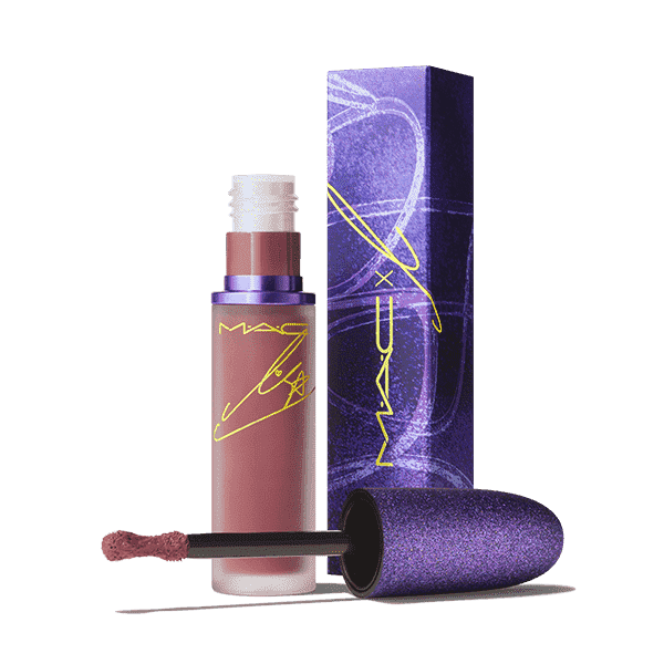 MAC x L Powder Kiss Liquid Lipcolour auf weißem Hintergrund