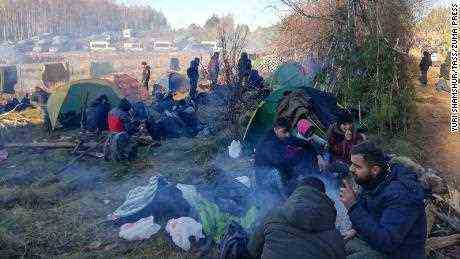 EU wirft Belarus vor, sich wie ein "Gangster-Regime"  als Tausende von frierenden Migranten an der polnischen Grenze campen