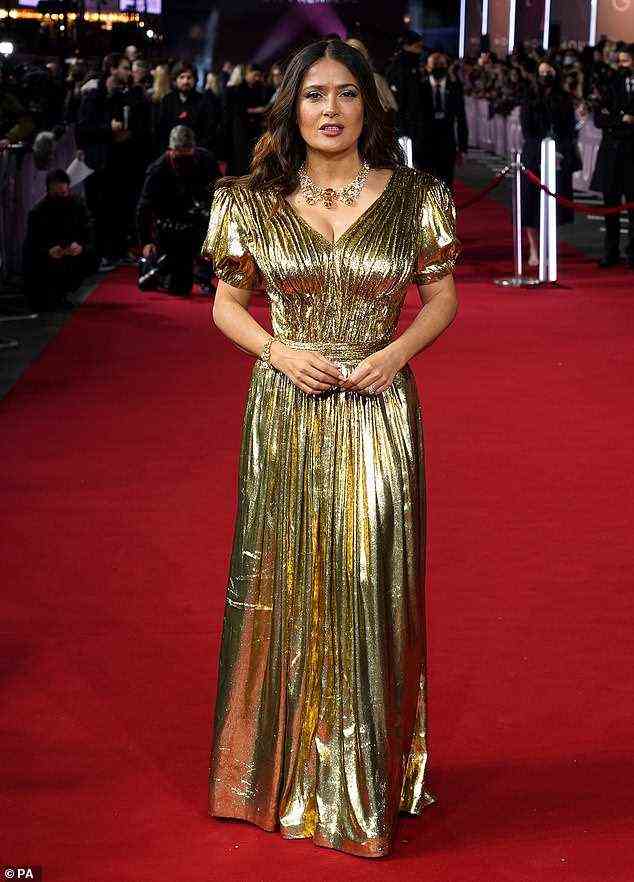 Glanz: Am Dienstag glitzerte der Star in einem goldenen Metallic-Kleid für die UK-Premiere von House Of Gucci und schloss sich Stars wie Lady Gaga und Jared Leto auf dem roten Teppich an