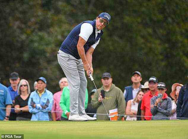 Der abgebildete amerikanische Golfer Phil Mickelson ist Rechtshänder, hält aber seinen Schläger wie ein Linkshänder traditionell - mit der linken Hand näher am Boden