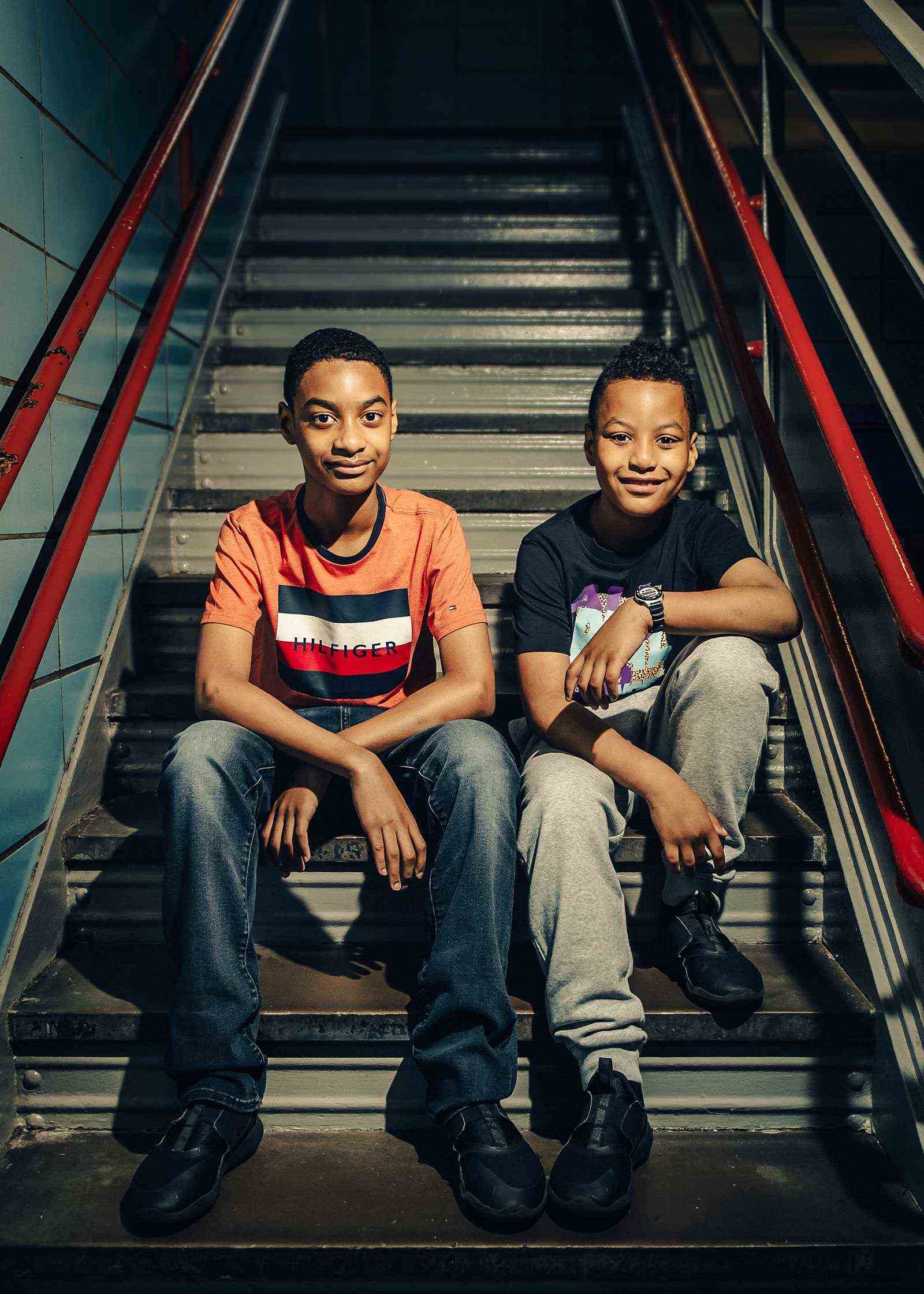 Zwei Schüler sitzen auf der Schultreppe.