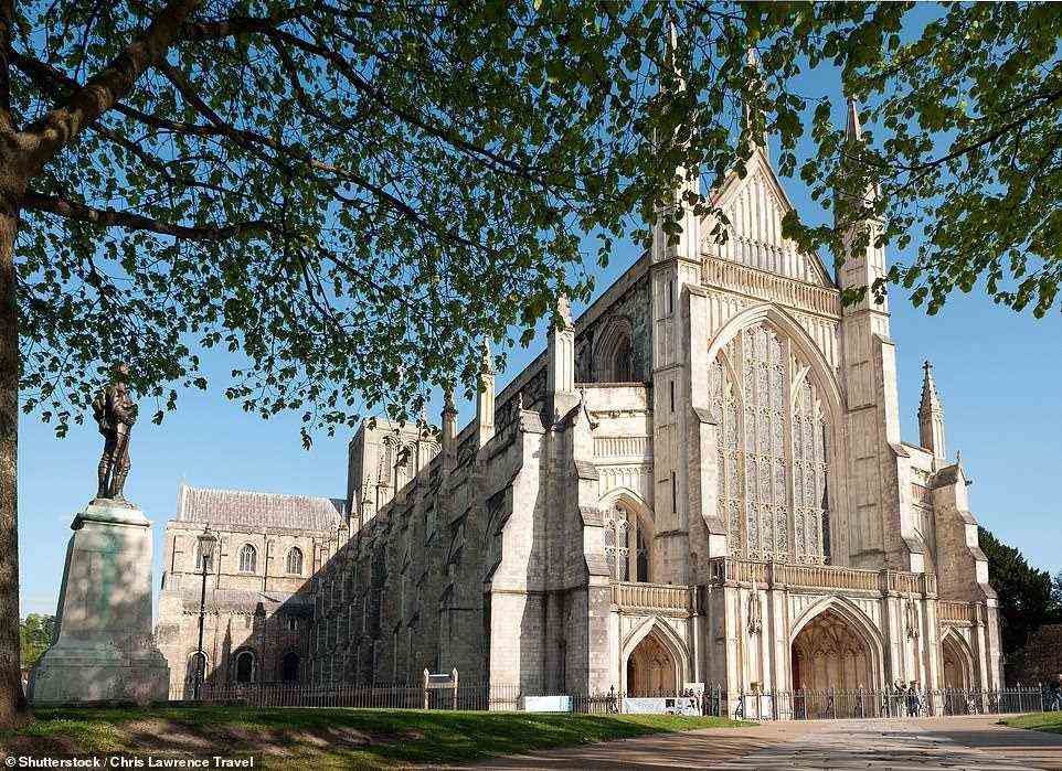John Keats unternahm tägliche Spaziergänge, als er nach Winchester zog, beginnend an der imposanten Kathedrale von Winchester (im Bild)