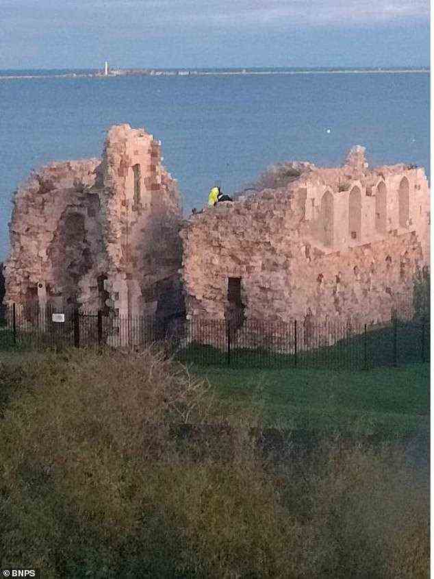 Die Jugendlichen wurden von schockierten Einheimischen fotografiert, wie sie über die zerstörten Burggebäude kletterten