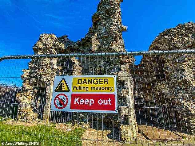 Sandsfoot Castle in Dorset verfügt über einen Metallzaun mit Warnschildern, damit die Öffentlichkeit aufgrund von herunterfallendem Mauerwerk draußen bleiben kann, abgebildet