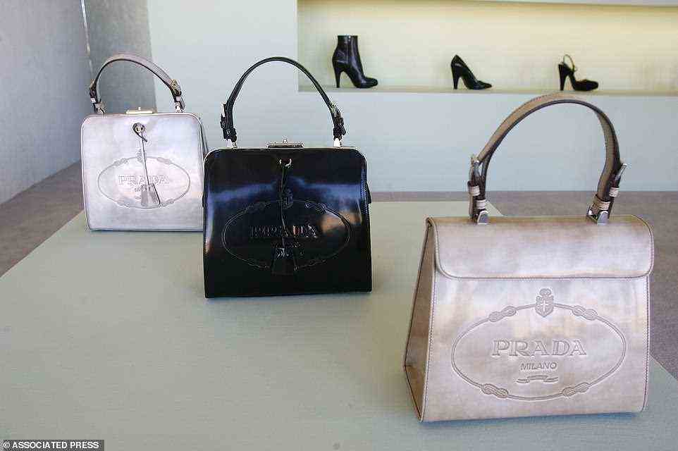Der Laden enthält echte Artikel aus der Prada-Kollektion 2005, darunter 20 Paar Absätze (nur für den linken Fuß) und sechs Handtaschen