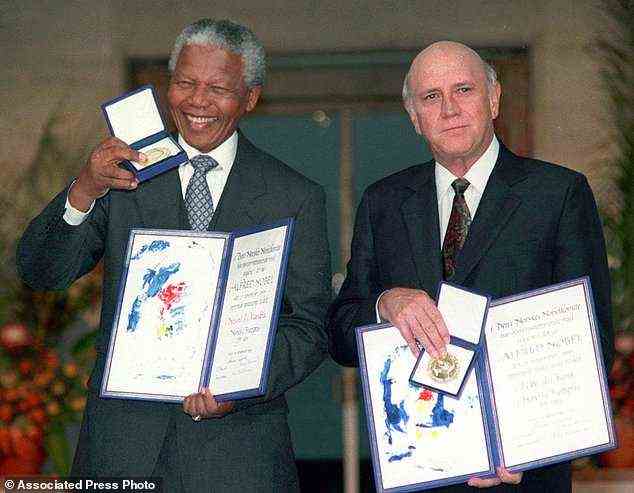 FW de Klerk (R) und Nelson Mandela (L) posieren mit ihrer Goldmedaille und ihrem Diplom für den Friedensnobelpreis am 10. Dezember 1993 in Oslo. FW de Klerk, der das Ende der weißen Minderheitenherrschaft in Südafrika beaufsichtigte, ist im Alter gestorben 85 heute wurde es bekannt gegeben