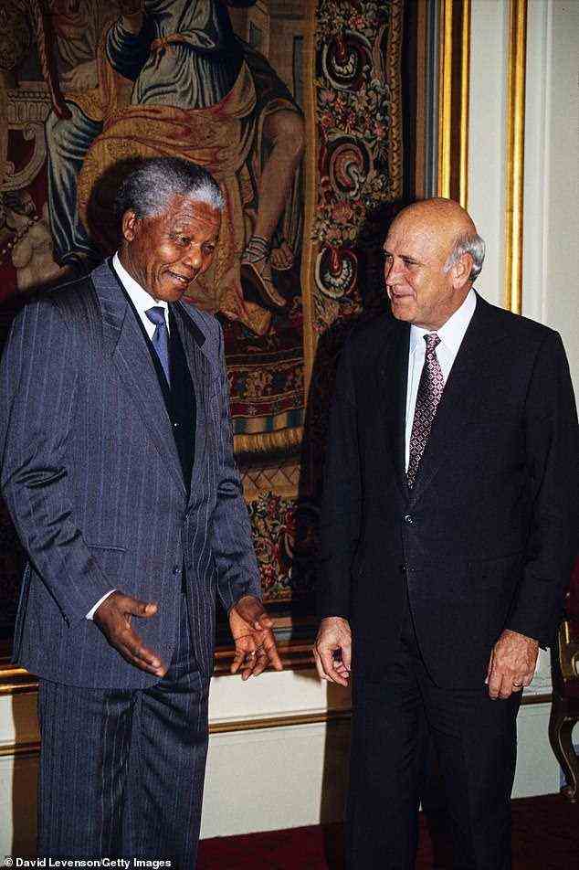 De Klerk gab 1990 bekannt, dass er den Anti-Apartheid-Führer Nelson Mandela nur fünf Monate nach seinem Amtsantritt freilassen werde.  Er und Mandela erhielten 1993 gemeinsam den Friedensnobelpreis für ihre gemeinsamen Bemühungen um die Einführung einer nichtrassischen Demokratie im Land (im Bild: Mandela (L) und De Klerk (R) bei der Verleihung des Friedenspreises in Oslo, Norwegen, 1993 )