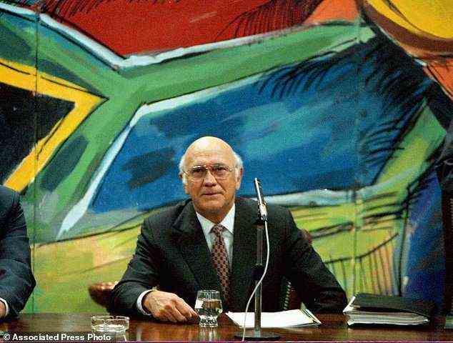 Der ehemalige Präsident und Führer der National Party, FW de Klerk, bespricht seinen Rücktritt unter einem Wandgemälde der neuen südafrikanischen Flagge bei einem Treffen der National Party Caucus in Kapstadt, 26. August 1997