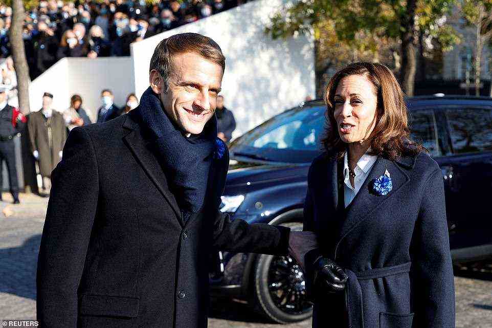 Kamala Harris hat heute zusammen mit dem französischen Präsidenten Emmanuel Macron am Arc de Triomphe den Tag des Waffenstillstands gedenken, als Teil ihrer viertägigen Charme-Offensive-Tour, um die angeschlagenen Beziehungen nach dem 9-Milliarden-Dollar-U-Boot-Deal mit Australien zu reparieren