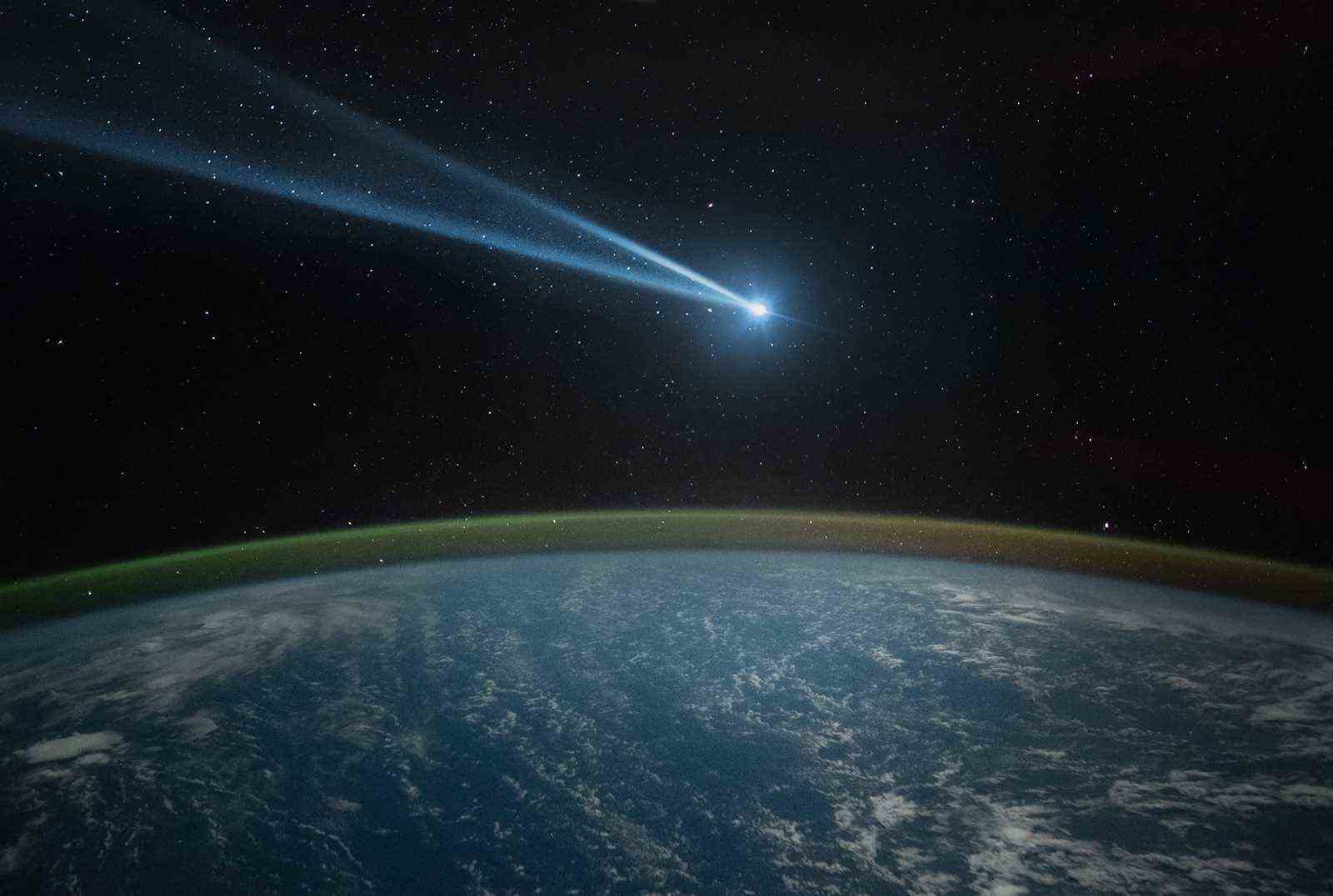 Komet, Asteroid, Meteorit fliegt zum Planeten Erde