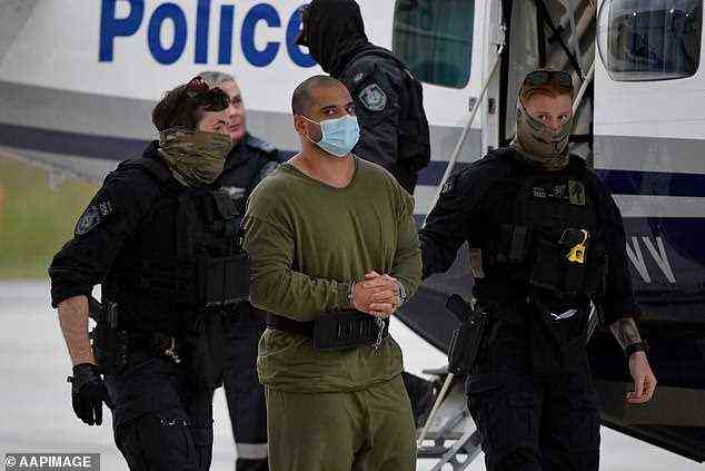 Baluch – genannt „Australiens Pablo Escobar“ – soll 16 Tage lang vor der Polizei geflohen sein, nachdem er seinen Knöchelmonitor abgeschnitten hatte (Bild am Donnerstagabend am Flughafen Bankstown).