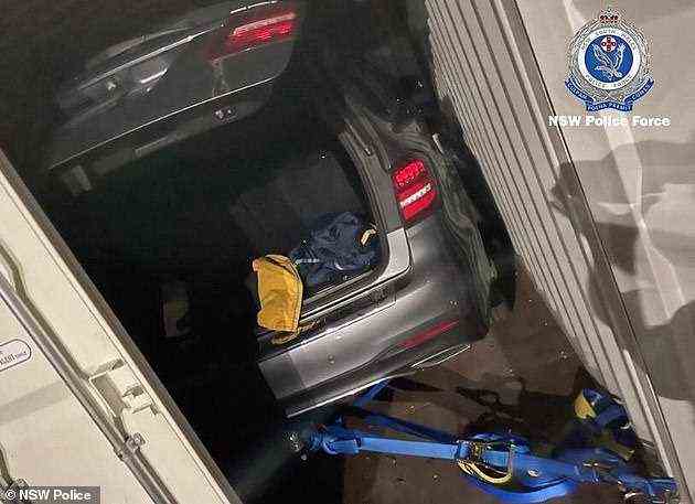 Baluch wurde im Kofferraum dieses grauen Mercedes (im Bild) in einem Versandcontainer auf der Ladefläche eines Lastwagens gefunden, der die Grenze zwischen NSW und Queensland bei Tweed Heads überquerte