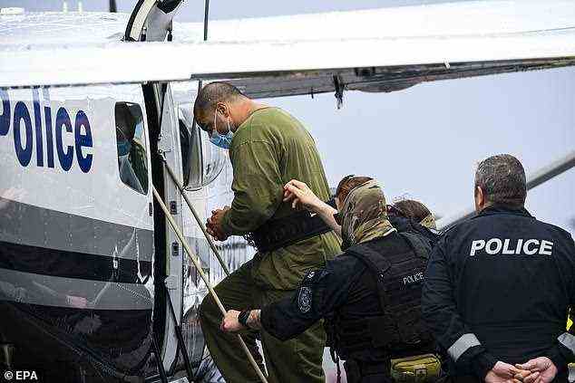 Baluch wurde in PolAir6 – eine Cessna Grand Caravan – für seinen Flug zum Flughafen Bankstown verladen