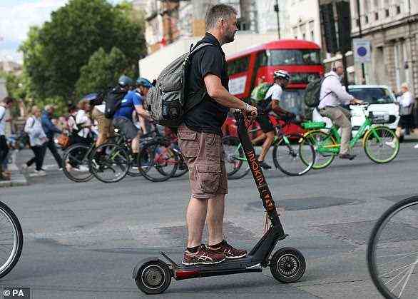 Sicherheitsbedenken: Kritiker befürchten, dass E-Scooter eine ungeregelte und illegale Gefahr für Verkehrsteilnehmer darstellen