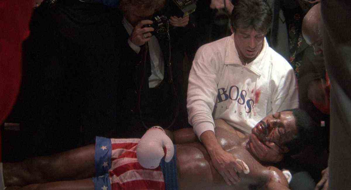 Rocky hält nach einem Boxkampf ein sterbendes Apollo Creed in den Armen