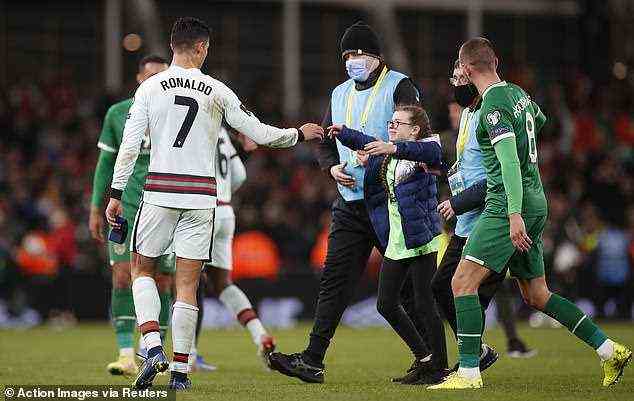 Vertreter der irischen Spieler, die einen Mangel an Bedrohung verspürten, leiteten auch die Sicherheit, um den Fan Ronaldo treffen zu lassen