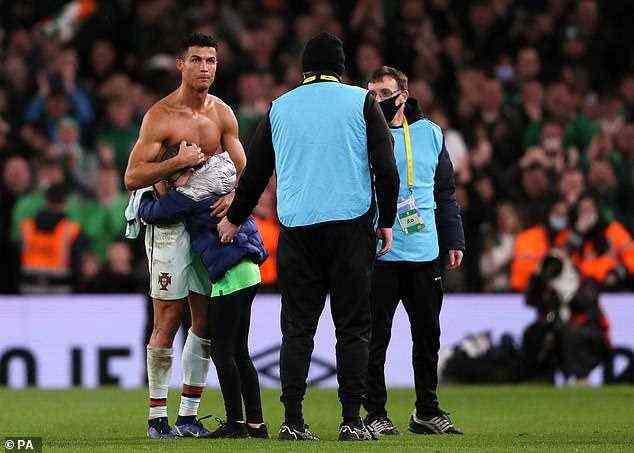Trotz anfänglicher Versuche von Stewards, sie aufzuhalten, begrüßte Ronaldo sie bald mit einer Umarmung