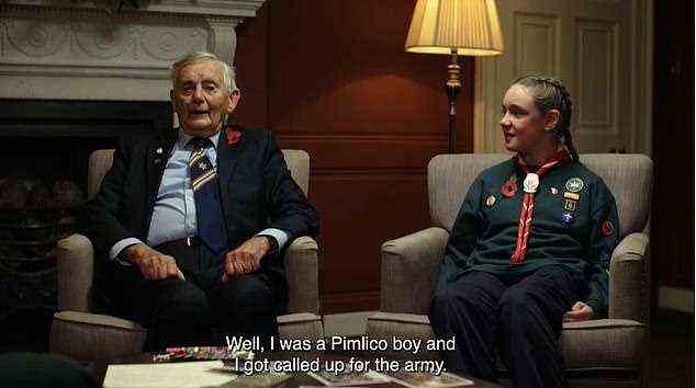 Der Kriegsveteran erklärte, wie er ein Pimlico-Junge war und zur Armee einberufen wurde, bevor er nach Sandhurst ging (im Bild links, mit Cub Scout Emily, rechts).