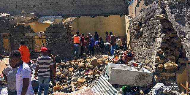 Anwohner durchsuchen am Donnerstag, 28. Oktober 2021, Trümmer eines zerstörten Gebäudes am Ort eines Luftangriffs in Mekele in der Region Tigray im Norden Äthiopiens.
