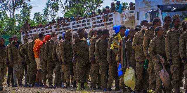 Gefangene äthiopische Regierungssoldaten und verbündete Milizionäre stellen sich auf, nachdem sie von Tigray-Truppen in offenen Lastwagen durch die Straßen geführt wurden, als sie am Freitag, den Oktober, in ein Internierungslager in Mekele, der Hauptstadt der Region Tigray im Norden Äthiopiens, gebracht wurden. 22.02.2021. 