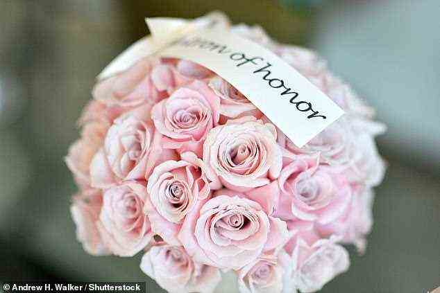 Brauch: Mark's Garden gestaltete alle Sträuße, während Paris weiße Rosen trug und ihre Brautjungfern rosafarbene trugen;  Nickys Strauß mit der Aufschrift 'Matron of Honor' oben abgebildet