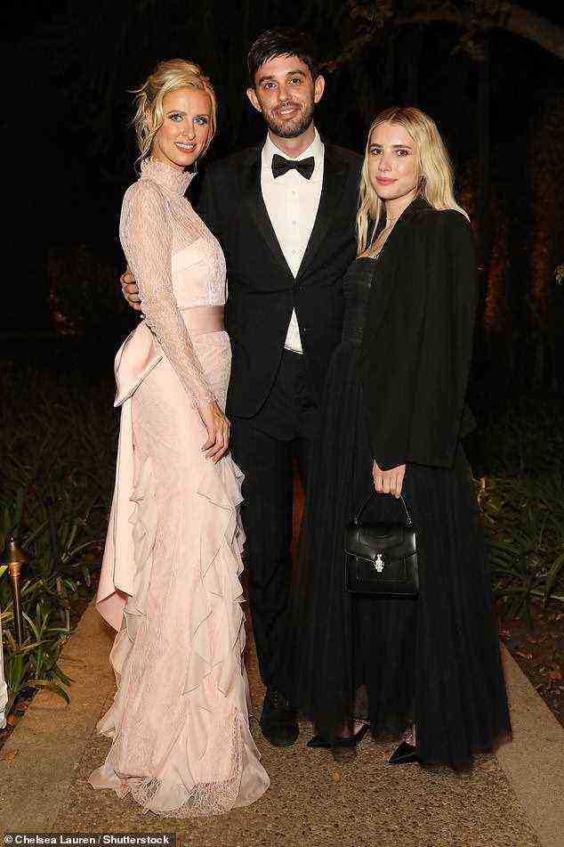 In guter Gesellschaft: Hilton posierte mit Cade Hudson, Britney Spears' langjähriger CAA-Agentin, die als Emmas Date zur Hochzeit ging