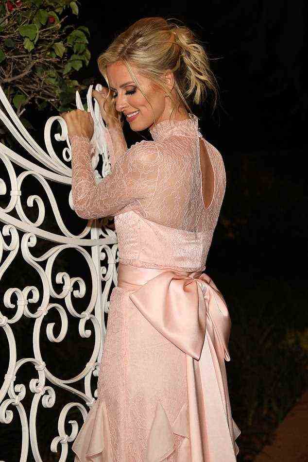 Rückansicht: Bei einem nächtlichen Fotoshooting im Anschluss an den Empfang zeigte die Prominente und Modedesignerin ihr atemberaubendes Kleid