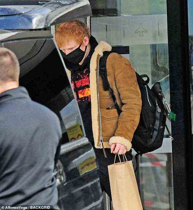 Gemütlich: Ed trug eine schwarze Gesichtsmaske und wurde mit Taschen gesehen, als er in ein wartendes Auto fuhr