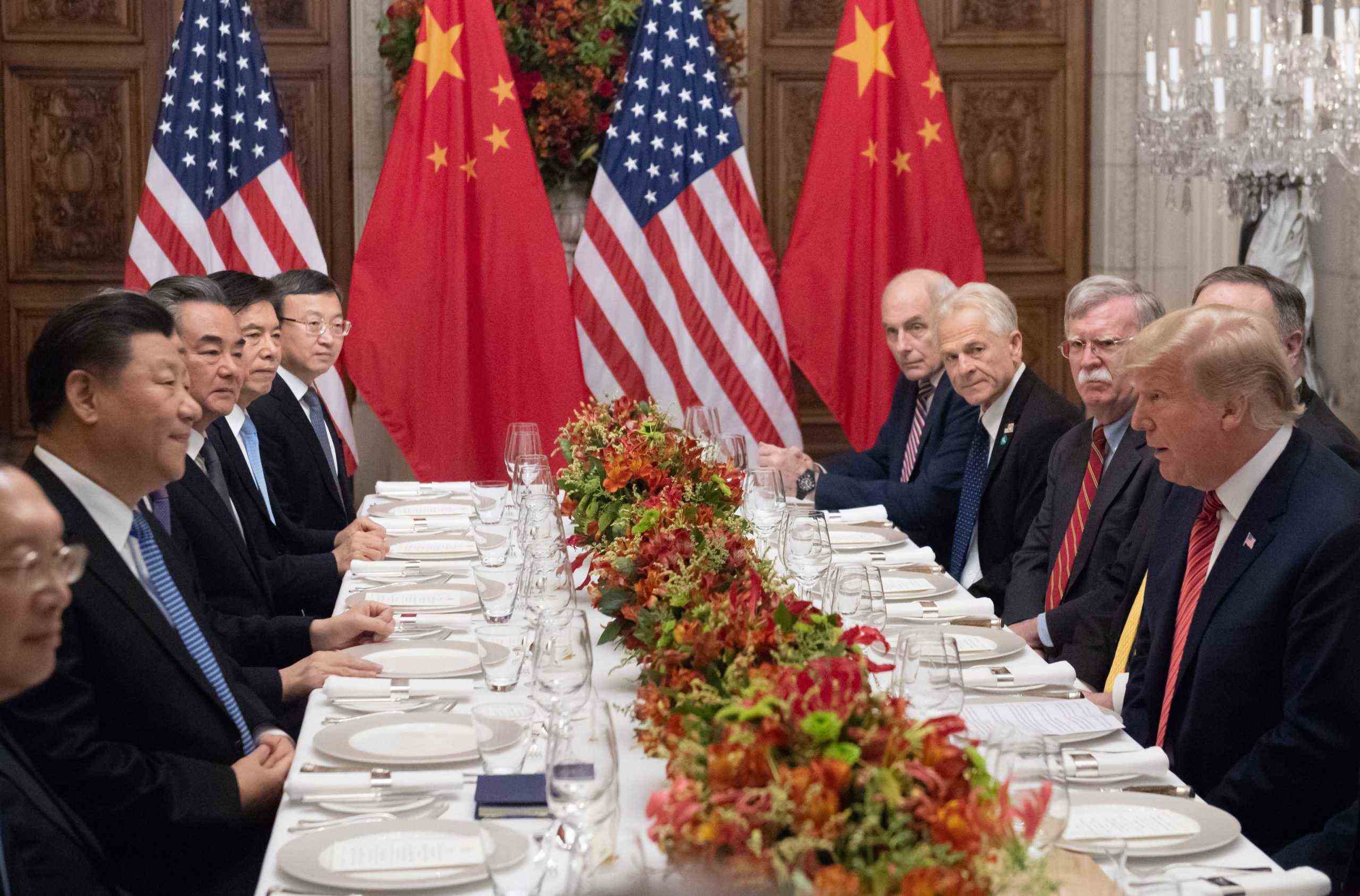 US-Präsident Donald Trump und Chinas Präsident Xi Jinping veranstalten zusammen mit Mitgliedern ihrer Delegationen ein Dinner-Meeting am Ende des G20-Gipfels in Buenos Aires am 01. Dezember 2018. (Foto von SAUL LOEB/AFP über Getty Images)