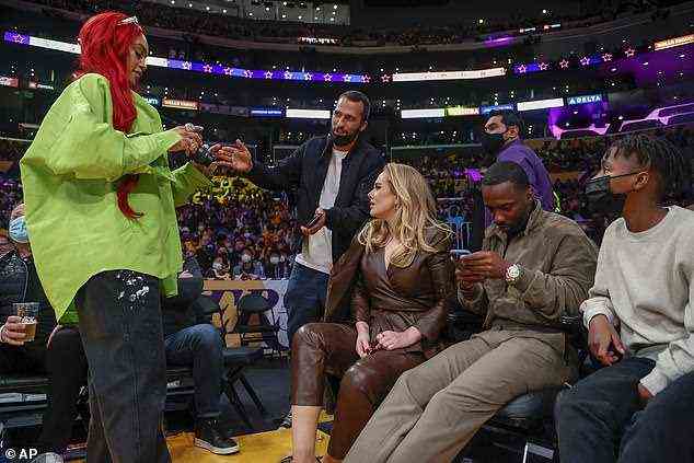 Going Public: Nachdem Adele und Paul im Juli als Paar zum NBA-Finale gegangen waren, nahmen sie am 19. Oktober auch am Saisonauftakt der LA Lakers gegen die Golden State Warriors in Los Angeles teil