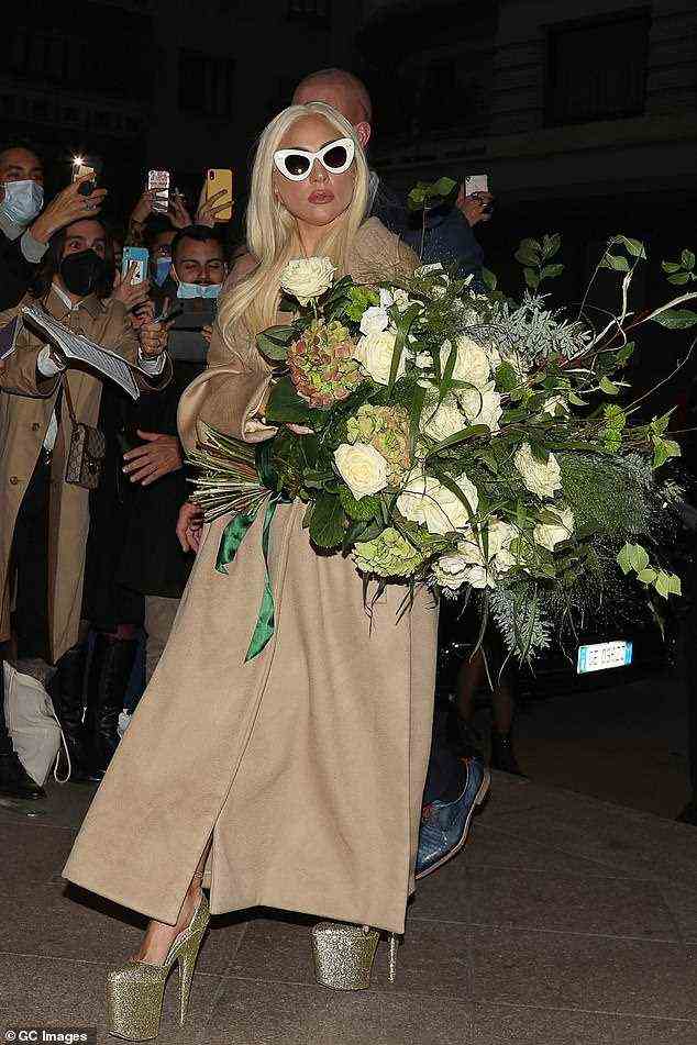 Kostümwechsel: Wie eine echte Fashionista unterzog sich Gaga einem Outfitwechsel und trat später in einem übergroßen Kamelmantel aus