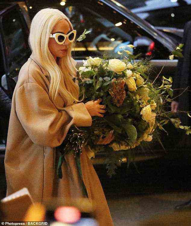 Glamourös: Gaga behielt eine ernste Pose bei, als sie bei ihrer Ankunft begrüßt wurde