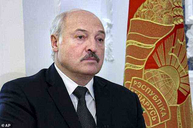 Putin hat auch seinen Verbündeten Aleksandr Lukaschenko, der Präsident von Belarus ist, wegen seiner Entscheidung, Migranten in die Europäische Union zu leiten, gerappt