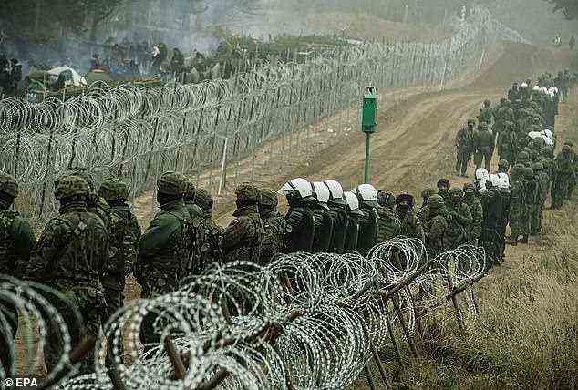 Polen hat rund 15.000 Soldaten an seine Ostgrenze entsandt, wo sie einen Großteil der Woche damit verbracht haben, Tausende von Migranten zurückzuhalten, die Lukaschenkos Regime vorgeworfen hat, in die Region gezwungen zu werden