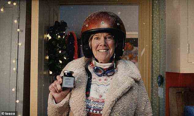 Die Anzeige endet damit, dass die Frau pünktlich zum Weihnachtsessen mit einem Glas Preiselbeersauce eintrifft (Bild)