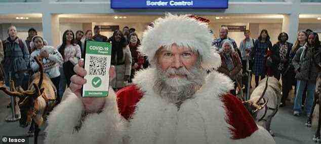 In einer Szene wird dem Weihnachtsmann mit Quarantäne gedroht, bevor er an einem Flughafen einen grünen Covid-19-Pass zeigt