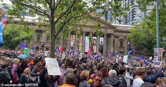 Demonstranten versammelten sich in Melbourne in der Staatsbibliothek, um mit Premier Dan Andrews zum Staatsparlament zu marschieren und schlugen viktorianische Regierungsgesetze im Visier