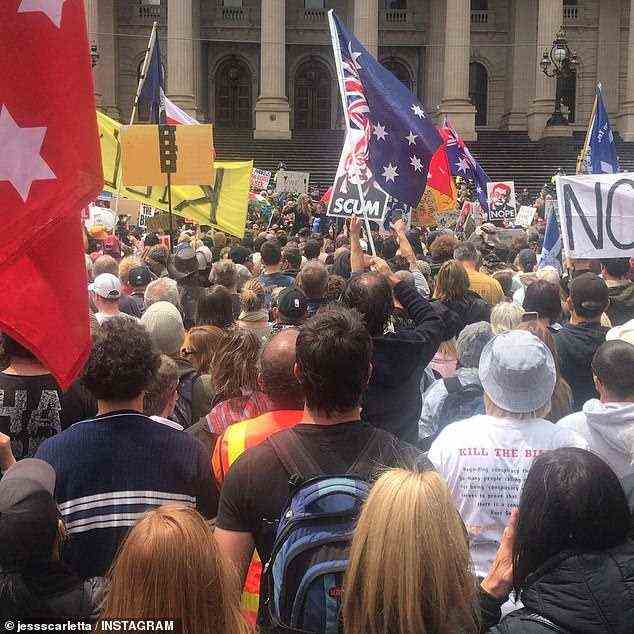 Demonstranten in Melbourne trugen heute aggressive Botschaften und Schilder, die an den viktorianischen Premierminister Dan Andrews gerichtet waren